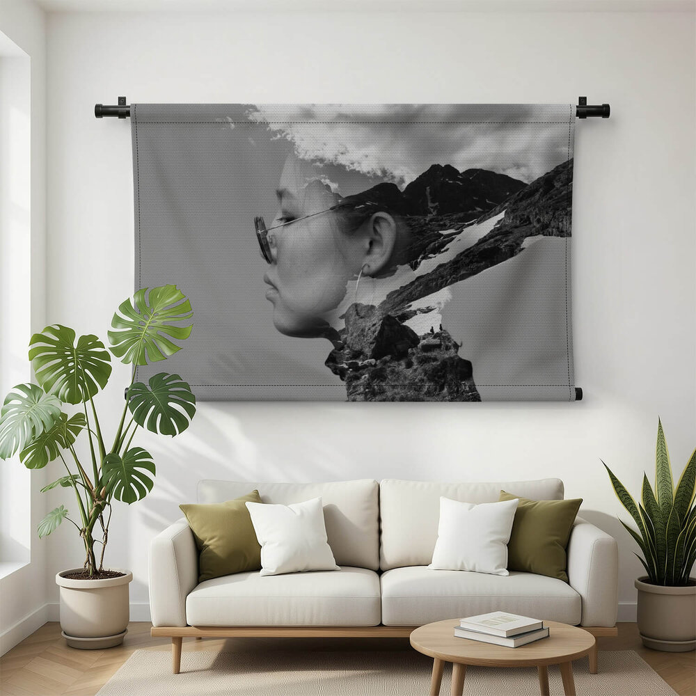 Artistieke double exposure van jonge vrouw in zwart-wit