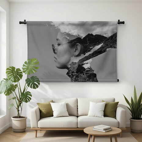 Artistieke double exposure van jonge vrouw in zwart-wit