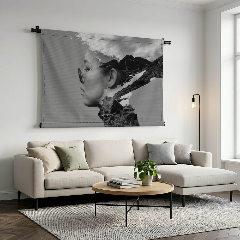 Artistieke double exposure van jonge vrouw in zwart-wit