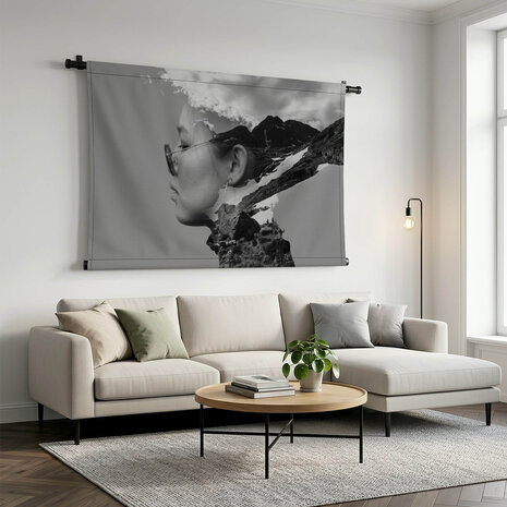 Artistieke double exposure van jonge vrouw in zwart-wit