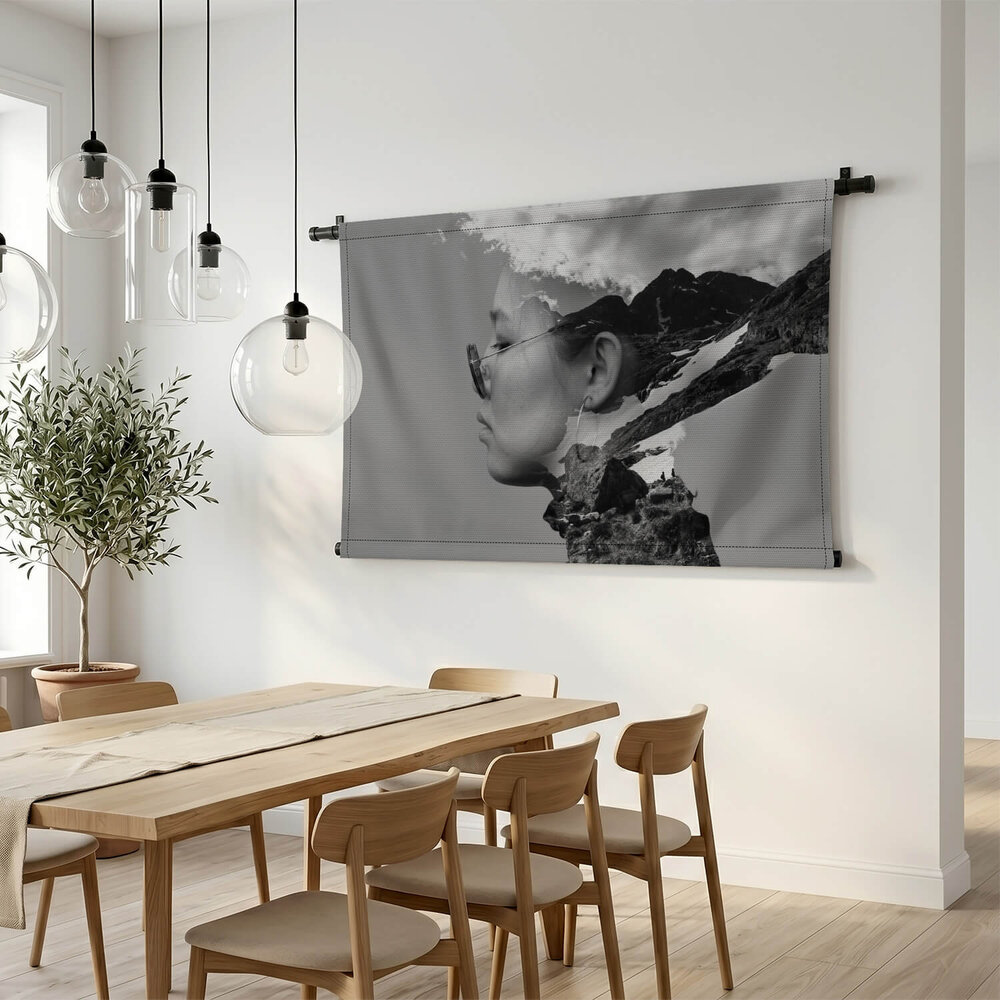 Artistieke double exposure van jonge vrouw in zwart-wit
