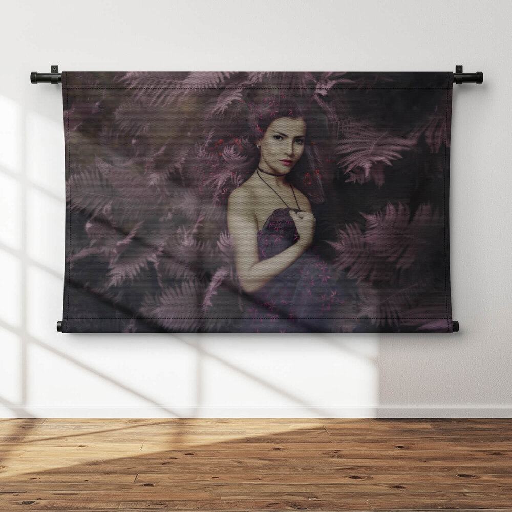 Mooie vrouw in een magisch bos portret