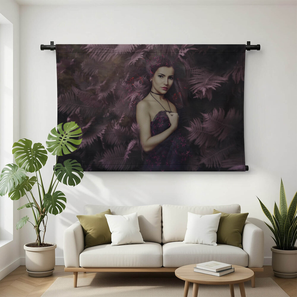 Mooie vrouw in een magisch bos portret