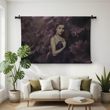 Mooie vrouw in een magisch bos portret