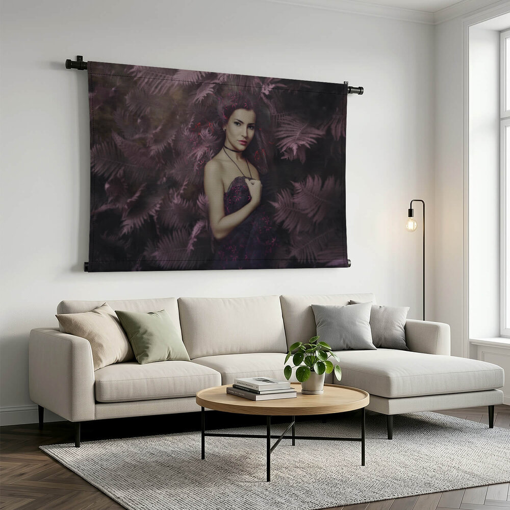 Mooie vrouw in een magisch bos portret