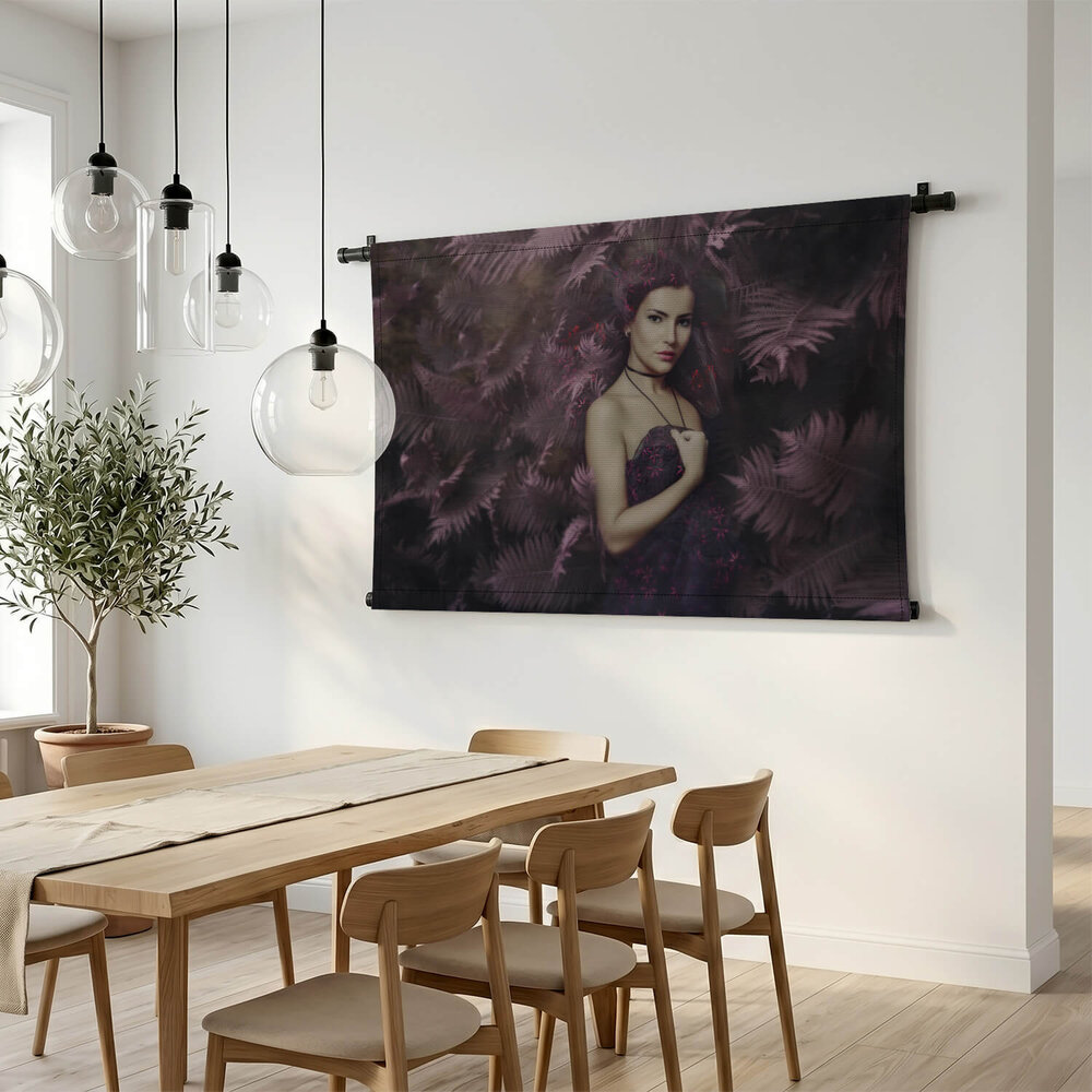 Mooie vrouw in een magisch bos portret