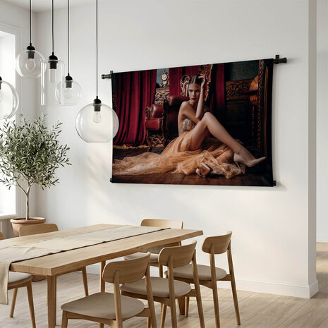 Mysterieuze dame in klassieke stijl
