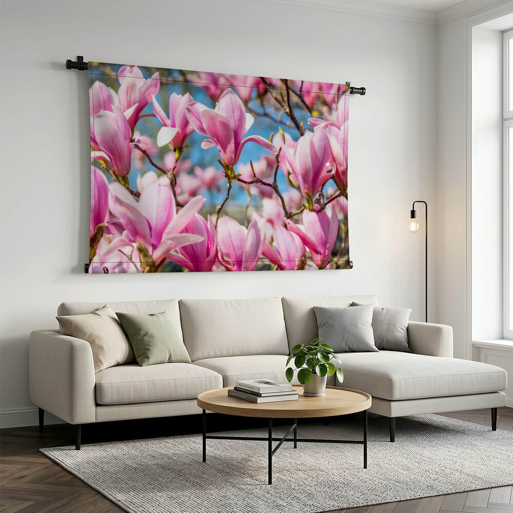 Magnolia tegen helder blauwe lucht