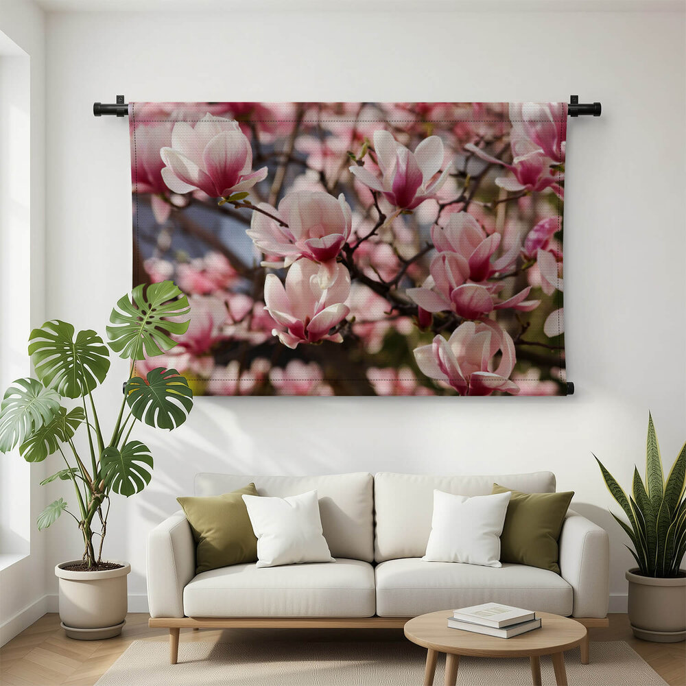Takken met frisse roze magnoliabloemen