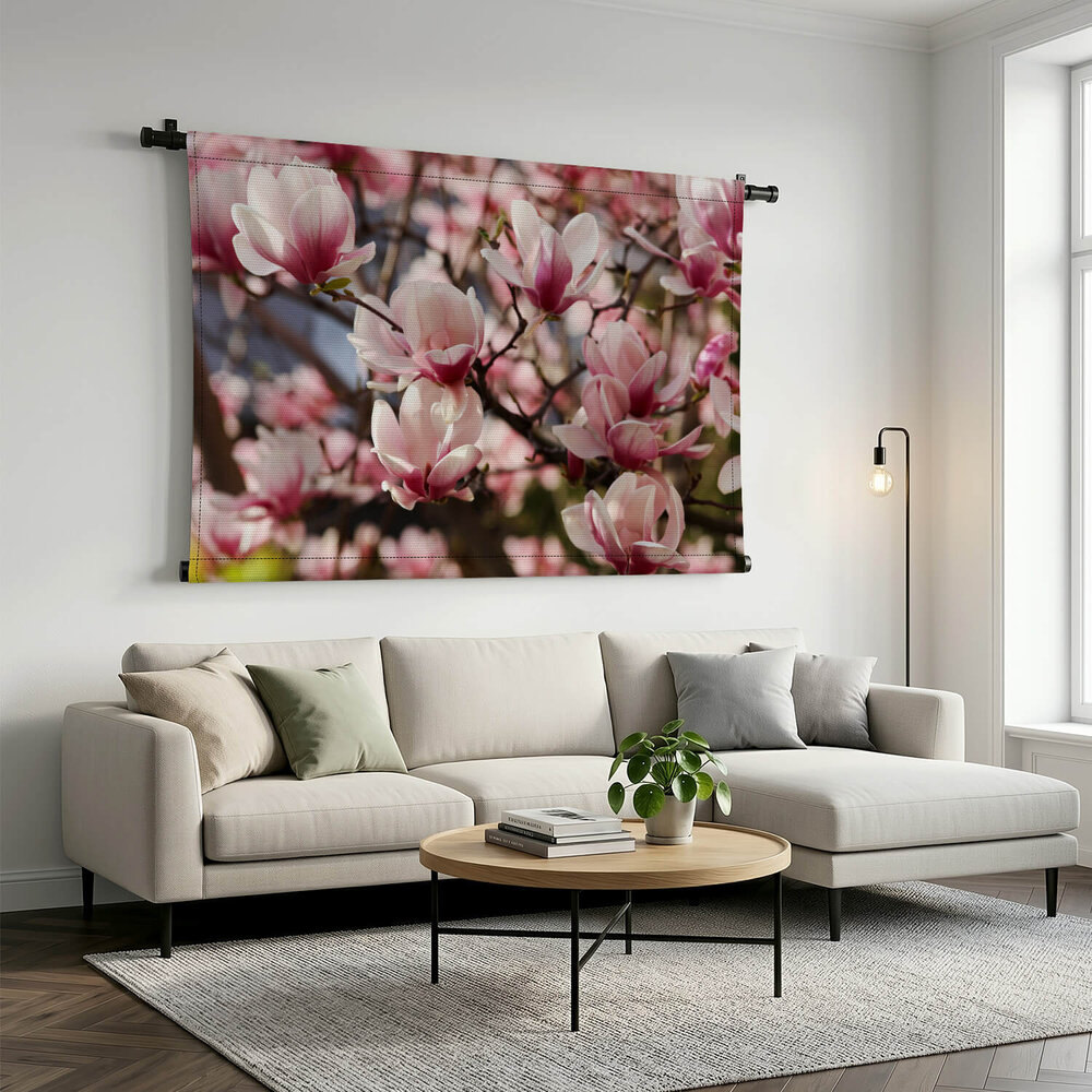 Takken met frisse roze magnoliabloemen