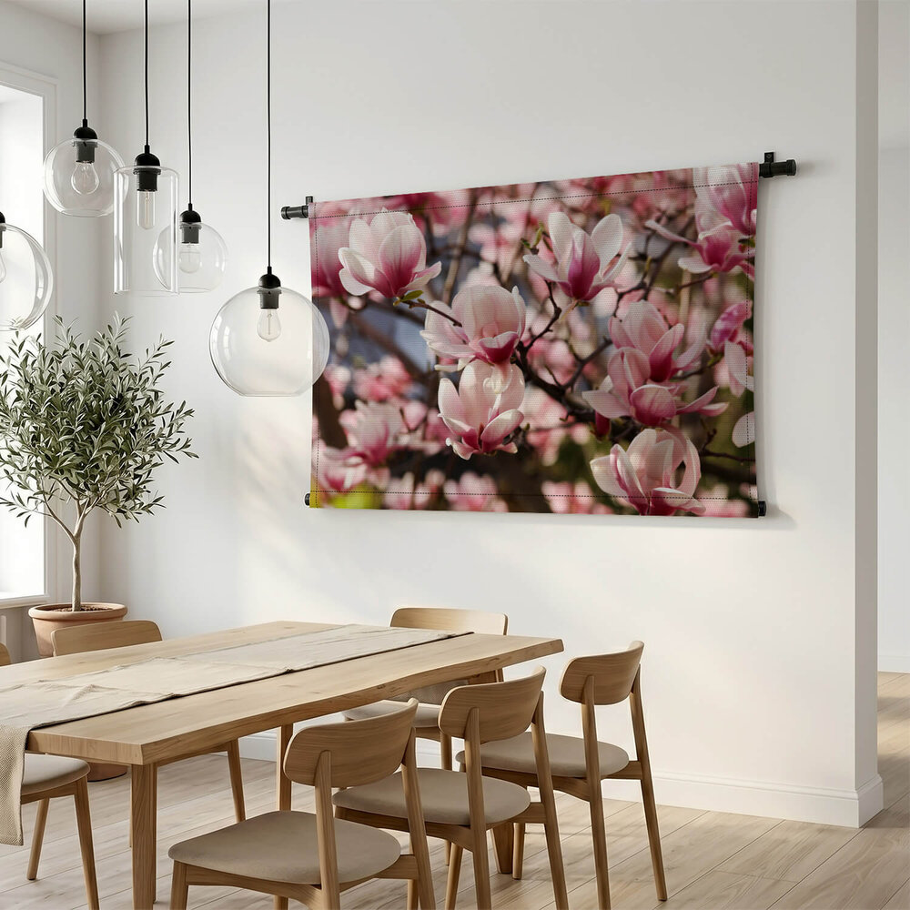 Takken met frisse roze magnoliabloemen