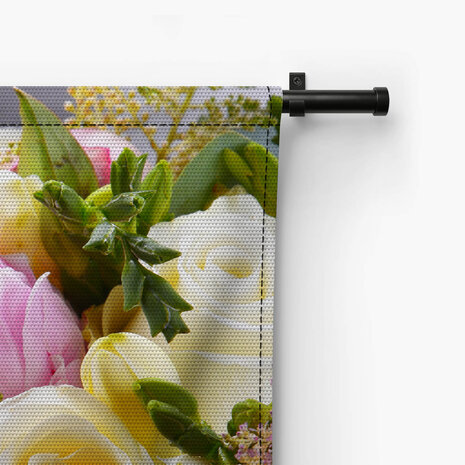 Uitbundig boeket gevuld met rozen