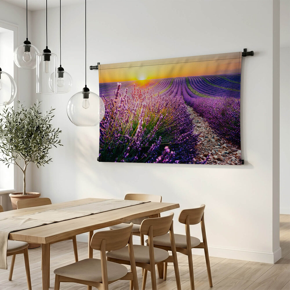 Bloeiend lavendelveld bij zonsondergang