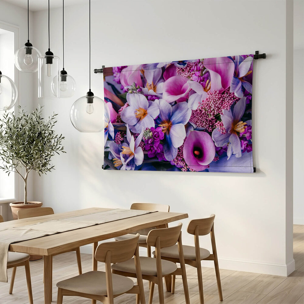 Mooie bloemencompositie in felle roze en paarse kleuren