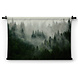 Mistig landschap met sparrenbos