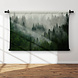 Mistig landschap met sparrenbos