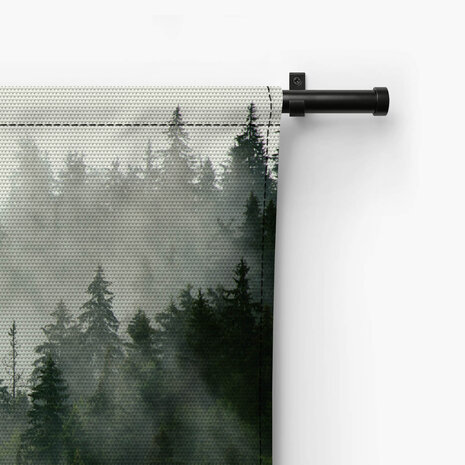 Mistig landschap met sparrenbos