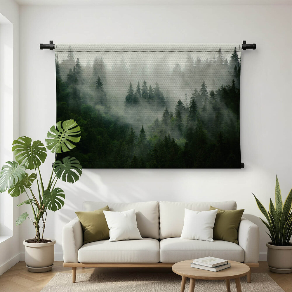 Mistig landschap met sparrenbos