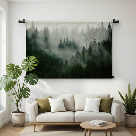 Mistig landschap met sparrenbos