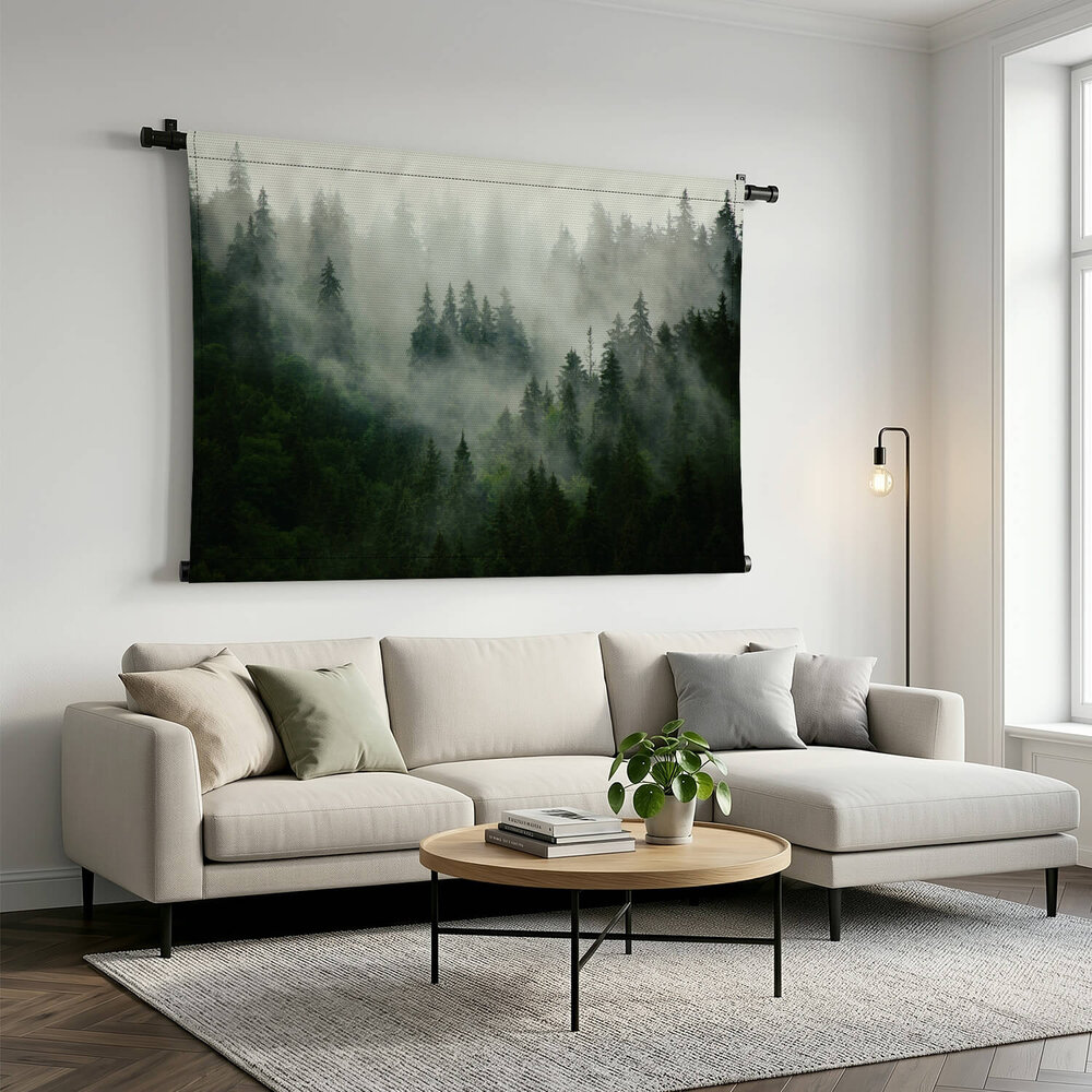 Mistig landschap met sparrenbos