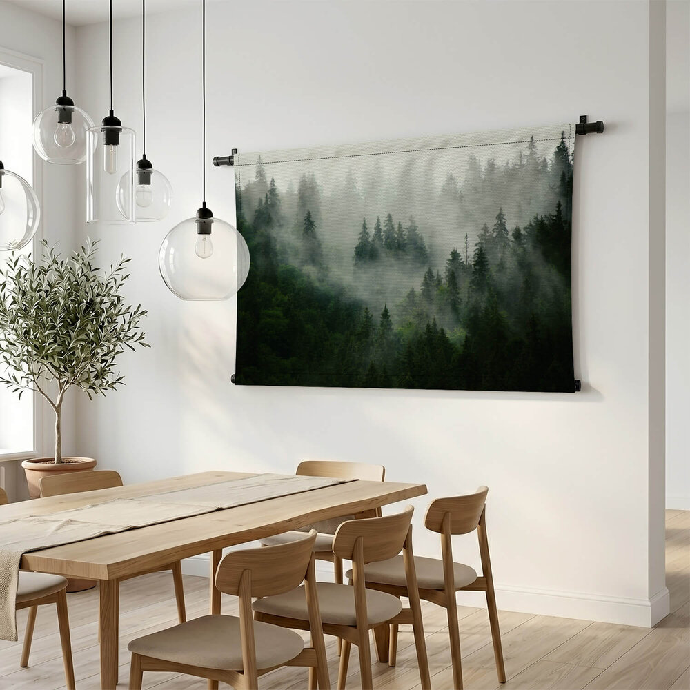 Mistig landschap met sparrenbos