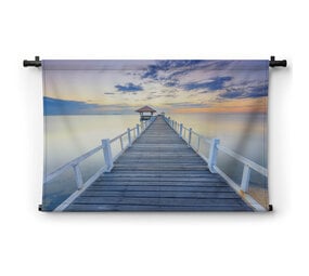 Oude houten pier tegen mooie zonsondergang