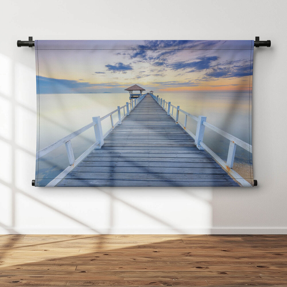 Oude houten pier tegen mooie zonsondergang