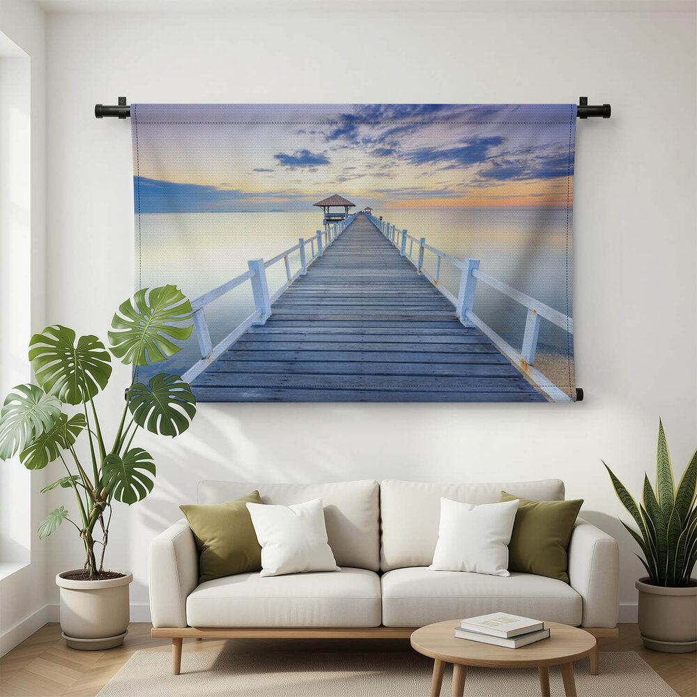 Oude houten pier tegen mooie zonsondergang