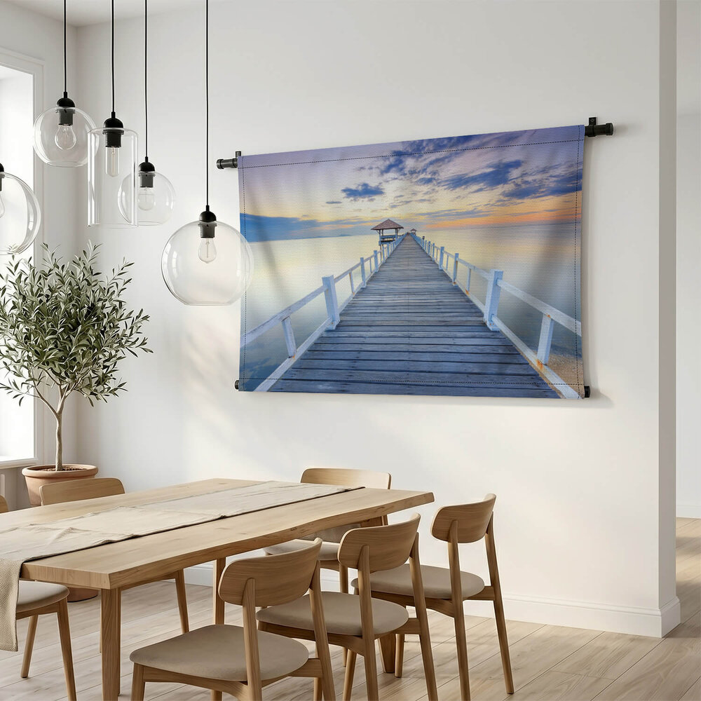Oude houten pier tegen mooie zonsondergang
