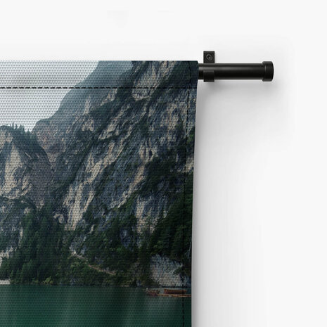 Meer in de bergvallei in Italië