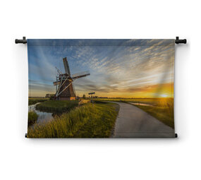 Houten windmolen bij zonsondergang