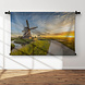 Houten windmolen bij zonsondergang