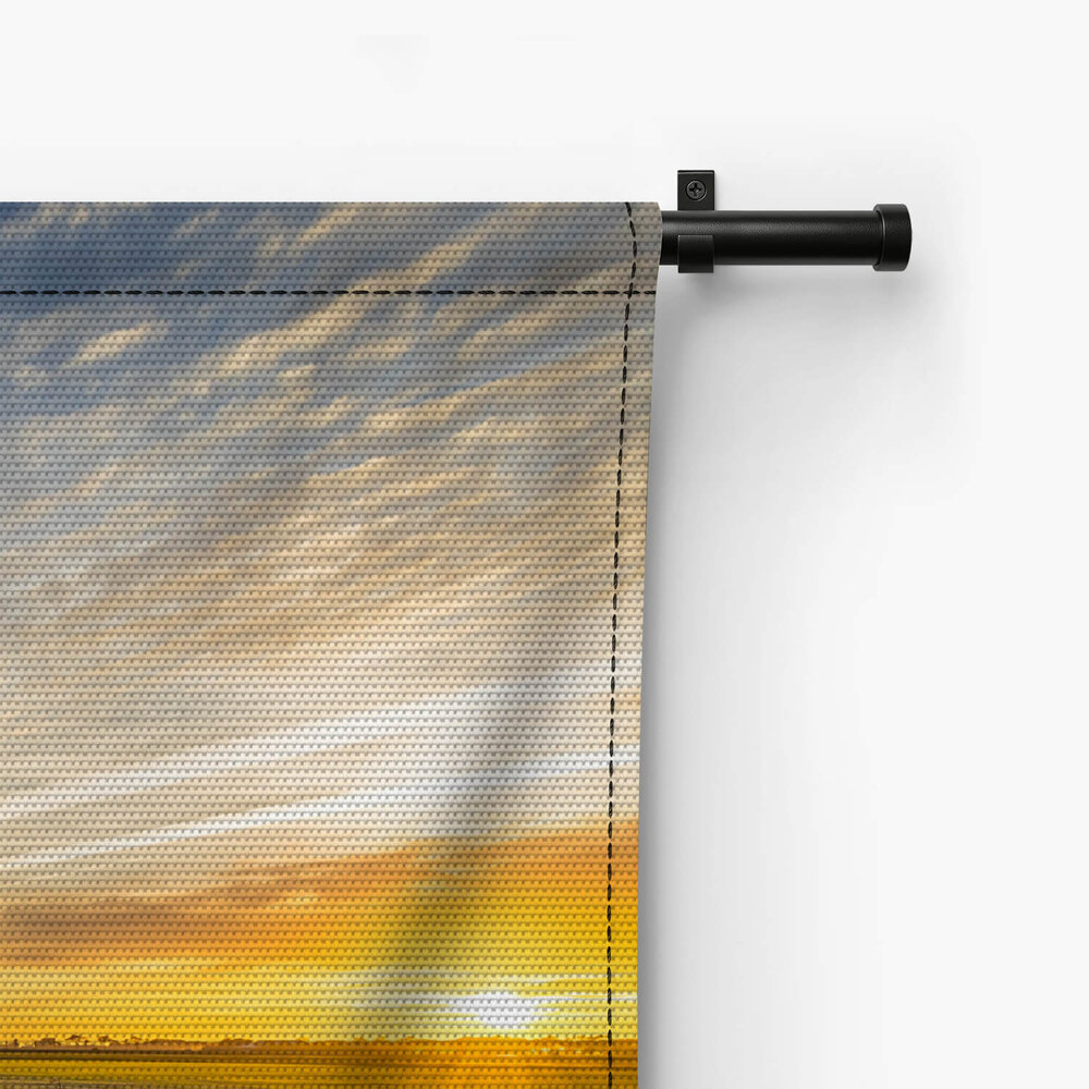 Houten windmolen bij zonsondergang