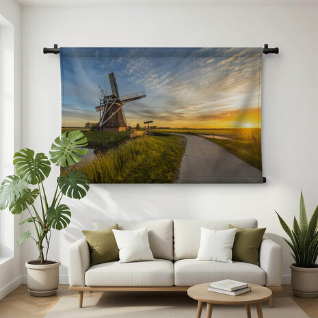 Houten windmolen bij zonsondergang