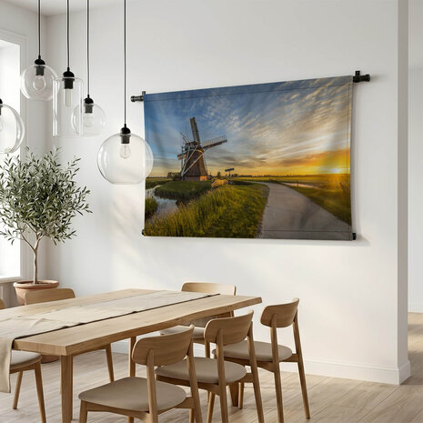 Houten windmolen bij zonsondergang