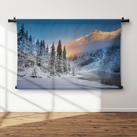 Winter berglandschap bij zonsopgang