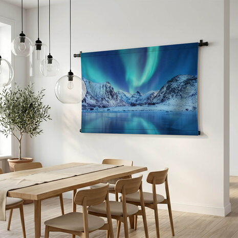 Winters bergmeer in Noorderlicht