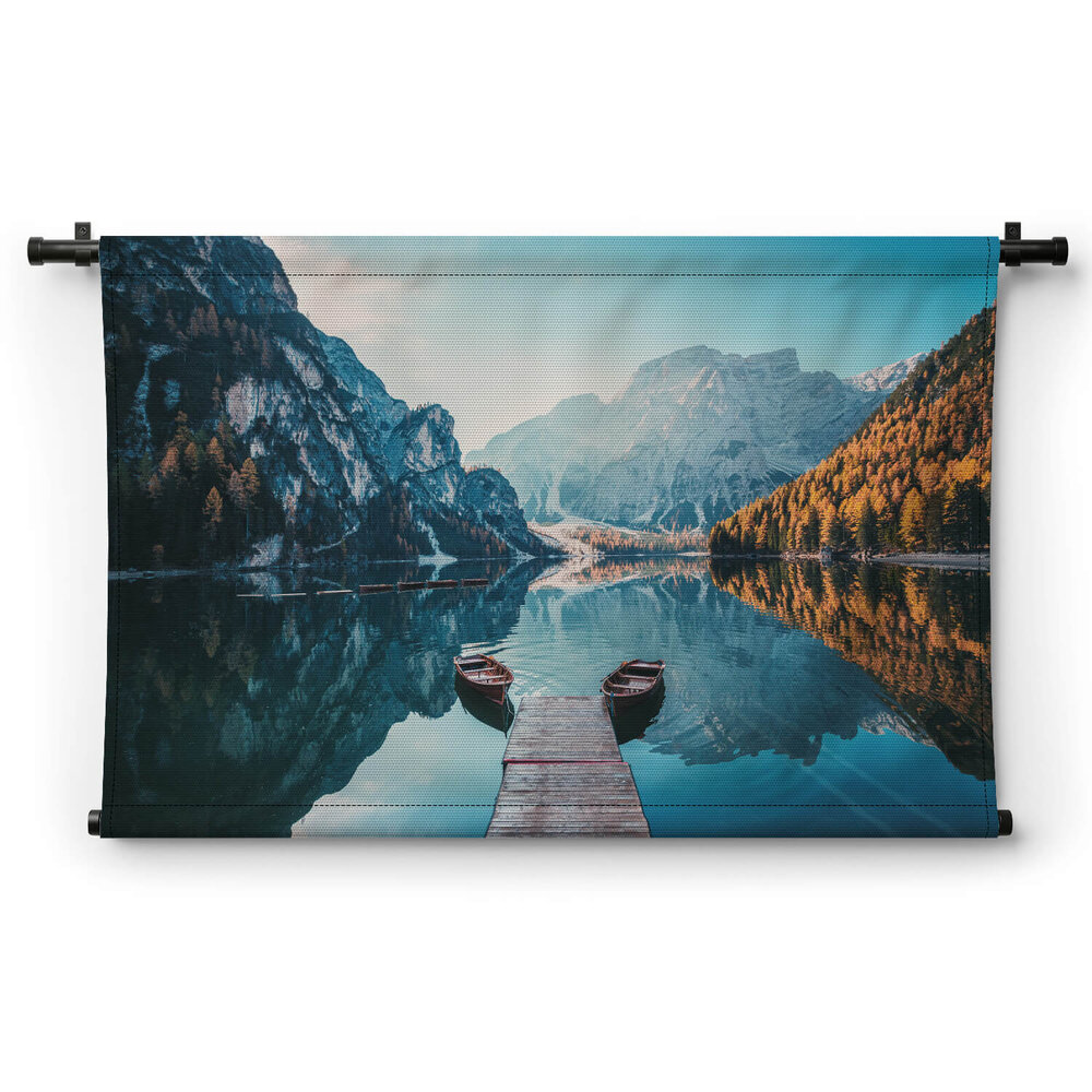 Boten op het meer van Braies in de bergen van de Dolomieten