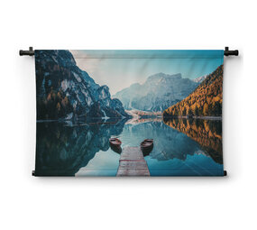 Boten op het meer van Braies in de bergen van de Dolomieten