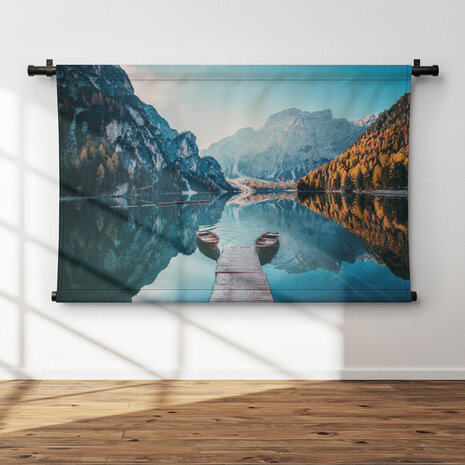 Boten op het meer van Braies in de bergen van de Dolomieten