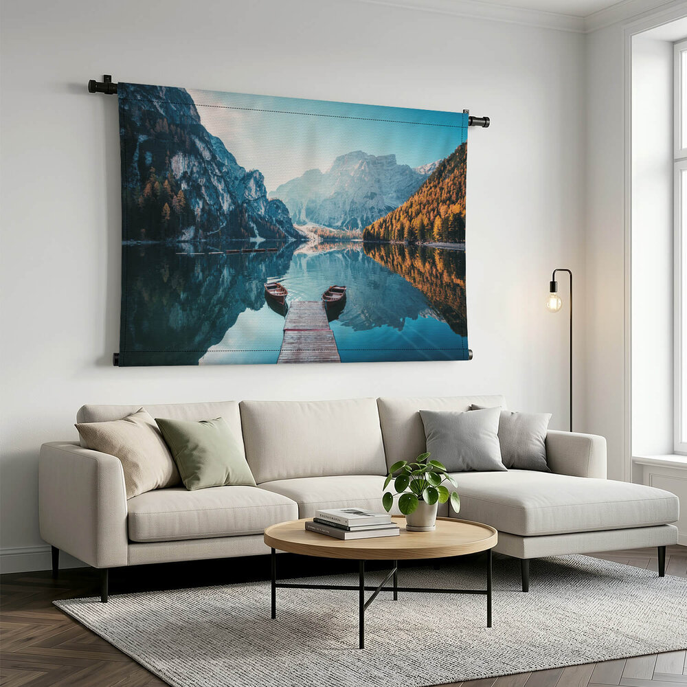 Boten op het meer van Braies in de bergen van de Dolomieten