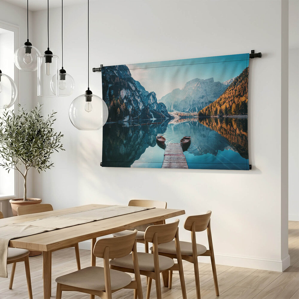 Boten op het meer van Braies in de bergen van de Dolomieten