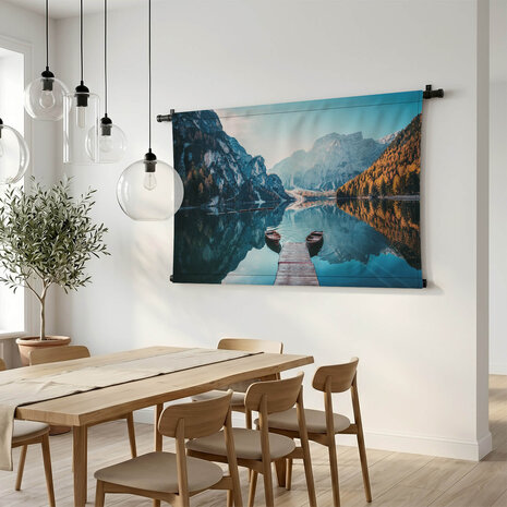 Boten op het meer van Braies in de bergen van de Dolomieten