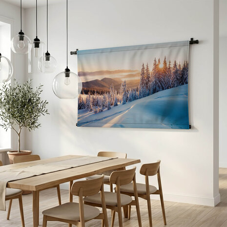 Zonnegloed over winterse helling