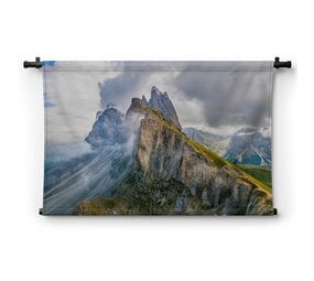 Bergkam van Dolomieten in de wolken
