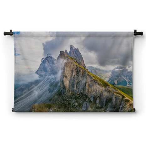 Bergkam van Dolomieten in de wolken