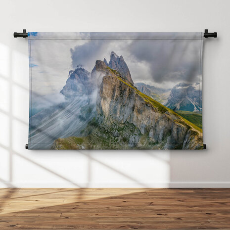 Bergkam van Dolomieten in de wolken
