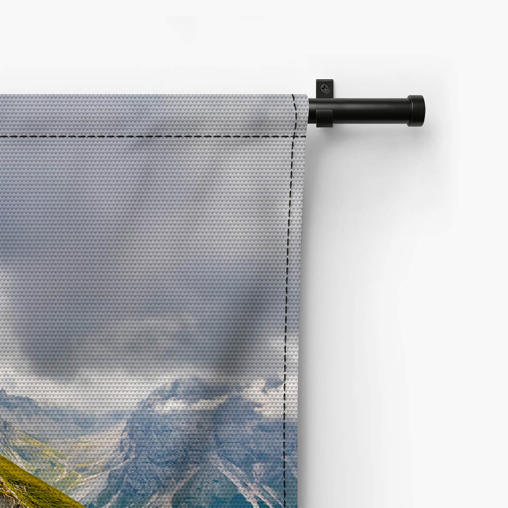 Bergkam van Dolomieten in de wolken