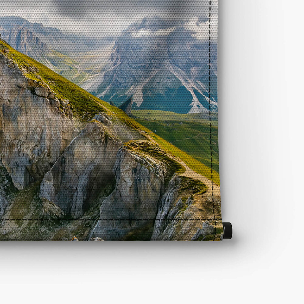 Bergkam van Dolomieten in de wolken