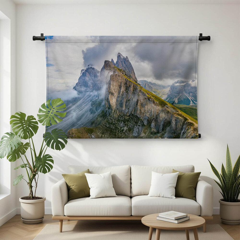 Bergkam van Dolomieten in de wolken